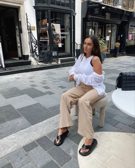 Europe Sandals Outfit, Flat Form Sandals Outfit, Black Thick Sandals Outfit, Flatform Sandals Outfit Summer, Black Flatform Sandal Outfit, Nude Trousers Outfit, Chunky Flip Flops Outfit Aesthetic, Nude Sandals Outfit, Platform Flip Flops Outfit