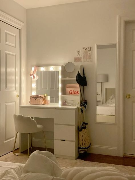 Girly Clean Room, Clean Aesthetic Vanity, Asthetic Vanity Mirror, White Bedding Room Ideas, Small Bedroom Ideas Vanity, Redoing My Room Ideas, Cute Bedroom Layouts, White Nightstand Bedroom Ideas, Getting Ready Area In Bedroom