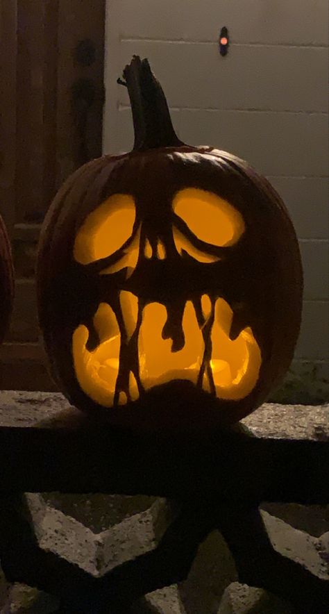 Pumkins Ideas Halloween, Pumkin Ideas Scary, Funky Pumpkin Carving, Pumkin Carving Ideas Easy Scary, Carved Punkins, Cool Halloween Pumpkins Carvings, Traditional Pumpkin Carving Ideas, Pumpkin Carving Idea Cute, Halloween Pumpkins Scary