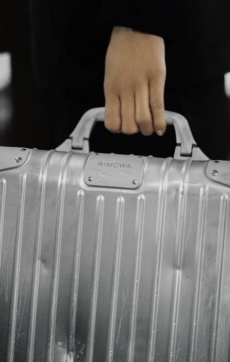 Rimowa Carry On, Rimowa Aesthetic, Rimowa Luggage Aesthetic, Rimowa Cabin, Luggage Aesthetic, Suitcase Ideas, Aluminum Luggage, Rimowa Luggage, Aesthetic Paris