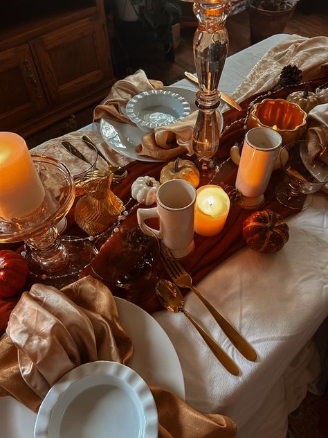 Dinner party cozy autumn picnic indoor aesthetic Autumnal Dinner Table, Fall Halloween Dinner Party, Aesthetic Fall Dinner Party, Fall Diner Aesthetic, Dinner Party Table Settings Fall, Autumn Themed Dinner Party, Fall Thanksgiving Aesthetic, Autumn Dinner Party Decor, Fall Theme Tea Party