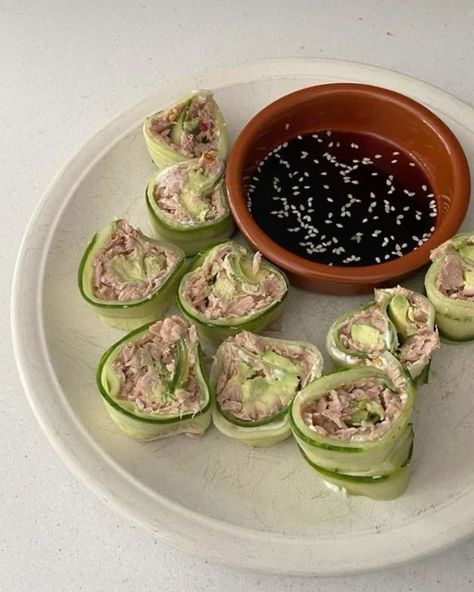 Easy Cold Appetizers & Finger Foods For Summers Parties & Picnics - RecipeMagik Cucumber Sushi, Sommer Mad, Healthy Lunch Snacks, Healthy Food Menu, Healthy Food Inspiration, Makanan Diet, Healthy Food Dishes, Healthy Food Motivation, Healthy Lifestyle Food