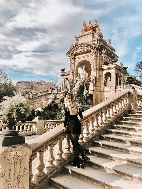 Barcelona Poses Photo Ideas, Barcelona Photoshoot, Barcelona Instagram Pictures, Barcelona Aesthetic Outfit, Madrid Photo Ideas, Barcelona Picture Ideas, Barcelona Photo Ideas, Barcelona Now, Barcelona Aesthetic