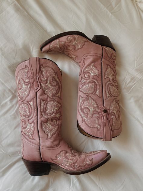 pink boots cowboy cowgirl western country concert aesthetic white yeehaw shoes Fake Cowgirl, Cowboy Pillows, Looks Hippie, Americana Aesthetic, Botas Western, Cowgirl Boots Outfit, Pink Cowboy Boots, Symbol Of Freedom, Strawberry Glaze