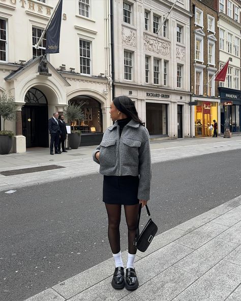 London girl Rich London Girl Aesthetic, London July Outfit, British Girl Outfits, Uk Girl Outfits, London Girl Outfits, London In March Outfits, Late 20s Fashion Outfits, London Winter Aesthetic, London Girls Trip