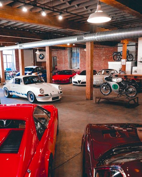 Santiago And Chloe, Vintage Car Garage, Classic Car Garage, Garage Design Interior, Home Workspace, Ultimate Garage, Dream Car Garage, Luxury Garage, Drifting Cars