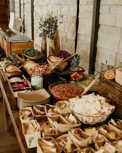 Western Wedding Buffet, Burrito Bar Wedding, Mexican Wedding Buffet Ideas, Boho Taco Party, Chipotle Wedding Catering, Mexican Food Rehearsal Dinner Ideas, Fancy Mexican Food Wedding, Wedding Reception Food Table Ideas, Classy Taco Bar Wedding