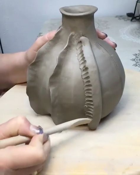 Ceramics Videos, Beginner Pottery, Organic Ceramics, Ceramic Texture, Sculptures Céramiques, Pottery Videos, Pottery Handbuilding, Keramik Design, Pottery Inspo