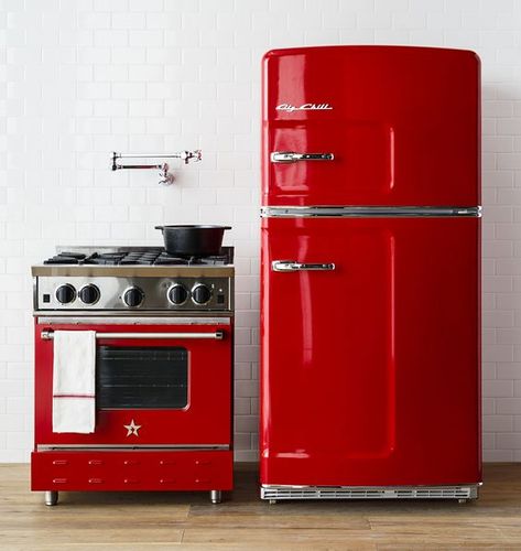 50s Style Kitchens, Red Kitchen Appliances, Retro Oven, 1940s Home Decor, Red Refrigerator, Retro Kitchen Appliances, Vintage Fridge, Vintage Refrigerator, Red And White Kitchen