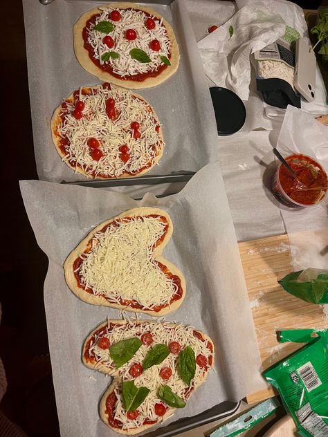 Girls Night In Food, Pizza Friend, Girls Night Dinner, Shaped Pizza, Homemade Pizzas, Friends Weekend, Pizza Girls, Heart Shaped Pizza, Things To Do With Friends