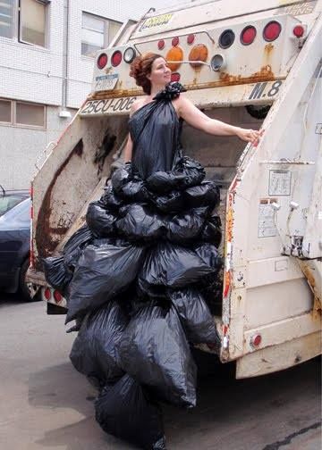 Garbage dress by Robin Barcus | Recyclart Garbage Bag Dress, Trash Bag Dress, Trash Fashion, Crazy Dresses, Bin Bag, Trash Art, Iconic Dresses, Recycled Fashion, Garbage Bag