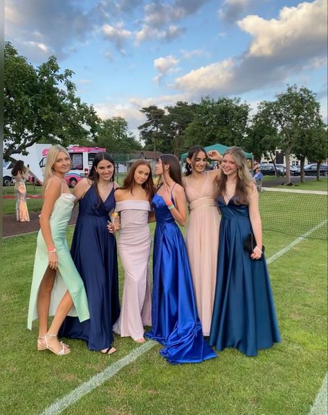 School Farewell Dress Ideas, Graduation Dresses High School, Prom With Friends, Prom Usa, Prom Dresses Flowy, American Prom, Farewell Dresses, Prom Dresses Ideas, Prom Dress Pictures