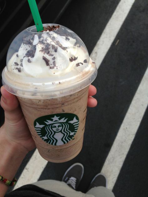 starbucks ♥♥ | via Tumblr Kawa Starbucks, Café Starbucks, Starbucks Coffee Drinks, Starbucks Lovers, Starbucks Drink, Starbucks Drinks Recipes, Starbucks Secret Menu, Milk Shakes, Starbucks Recipes