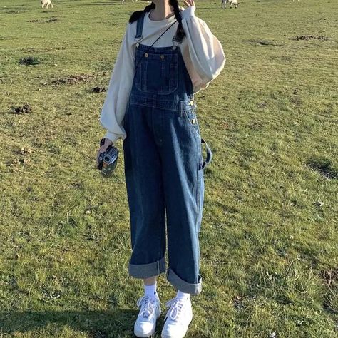 Dungaree Outfit, Overalls Outfit, Denim Dungarees, Denim Patterns, Jean Overalls, Loose Jeans, Mode Inspo, Vintage Button, Denim Overalls