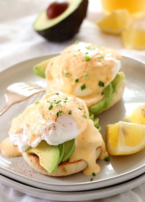 Avocado Eggs Benedict Avocado Eggs Benedict, Cut Avocado, Avocado Eggs, Menu Sarapan Sehat, Egg Benedict, English Muffins, Doodle Ideas, Poached Egg, Gordon Ramsay