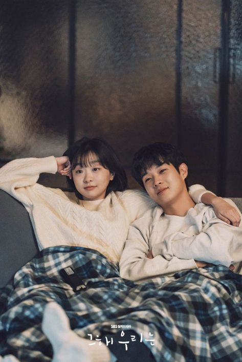 A picture of Choi Wooshik and Kim Dami from the scene of their series Our Beloved Summer, sitting under a blanket on a couch, her hands over his shoulder. Kdrama Wallpaper, Our Beloved Summer, Beloved Summer, Korean Drama Best, Korean Couple, Boys Over Flowers, Summer Wallpaper, Kdrama Actors, Film Serie