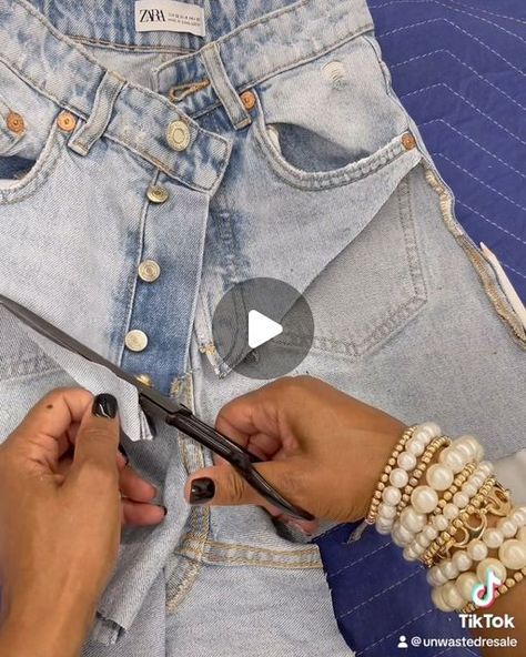 Diy Stylish Clothes, Denim Belts Diy, Jeans Belt Diy, Diy Denim Tube Top, Diy Fringe Shorts Jeans, Diy Denim Outfits, Denim Chic Outfit, Creative Outfit Ideas Fashion, Denim Skirt Upcycle Diy Ideas