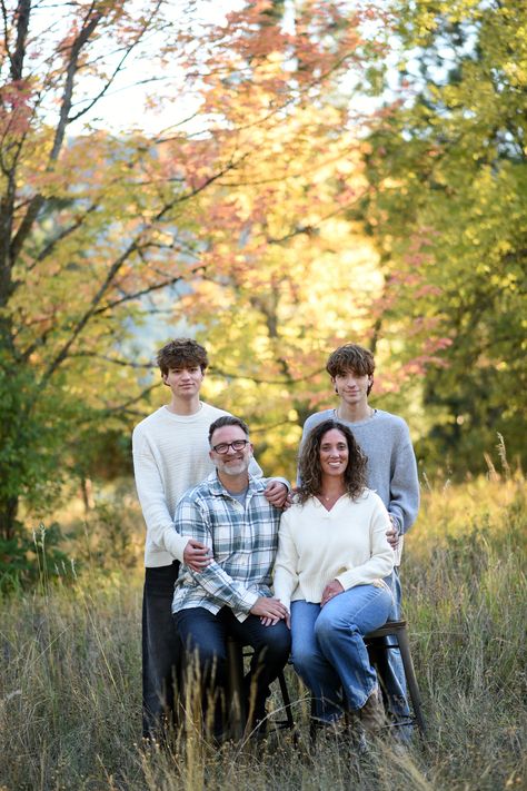 Family Of 4 Adults Picture Poses, Family Photoshoot Poses With Teenagers, Family Pictures With Teenagers, Adult Sibling Photography, Adult Family Poses, Sibling Photography Poses, Parenting Adult Children, Family Photoshoot Poses, Sibling Photography