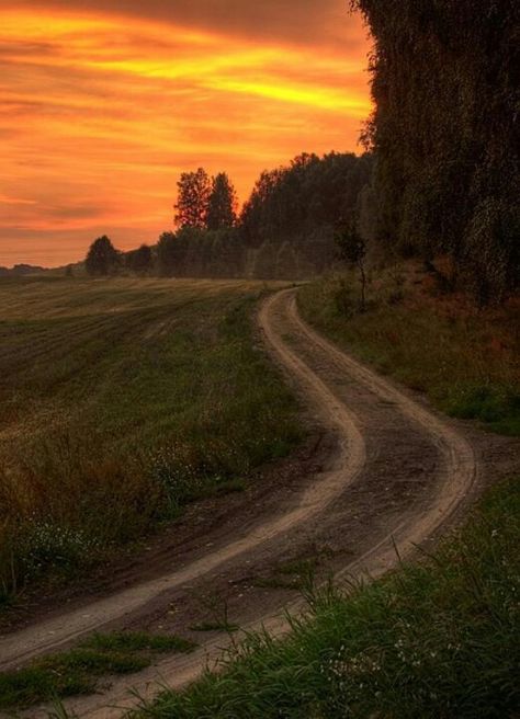 Sunsets and dirt roads! Country Side Aesthetic, Path Photography, Country Photography, Road To Nowhere, Road Photography, Dirt Roads, Dream Photography, Country Roads Take Me Home, The Road Less Traveled