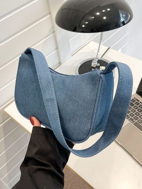 Bolsa Baguete Jeans Minimalista #jeanbagpatternstosew #jeanbagspatternideasfree #diyjeansbagpattern Jeans Bags Ideas, Diy Jean Bag, Tas Denim, Diy Bags Jeans, Denim Bag Diy, Handmade Fabric Bags, My Style Bags, Diy Bag Designs, Diy Bags Patterns