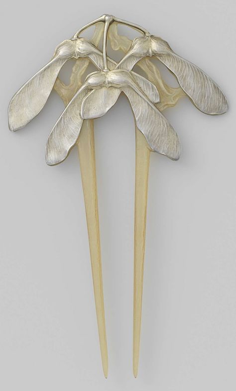 Lucien Gaillard | "Sycamore" hair pin, horn and silver, ca. 1902 - 1906. Antique Hair Combs, Bijoux Art Nouveau, Silver Hair Comb, Vintage Hair Combs, Hair Adornments, Art Nouveau Jewelry, Deco Jewelry, Metal Flowers, Hair Ornaments