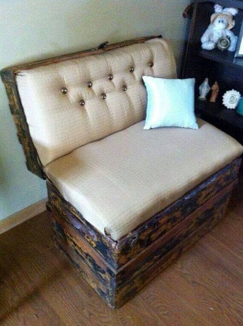 Trunk bench Trunk Bench, Trunk Ideas, Old Trunks, Old Chest, Vintage Trunks, Steamer Trunk, Redo Furniture, Repurposed Furniture, Bench With Storage