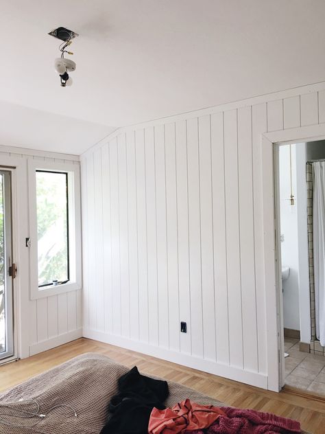 Shiplap Bedroom, Paneling Makeover, Shiplap Paneling, Painting Shiplap, Wood Plank Ceiling, Tongue And Groove Ceiling, Plank Ceiling, Ship Lap, Teen Bedroom Designs