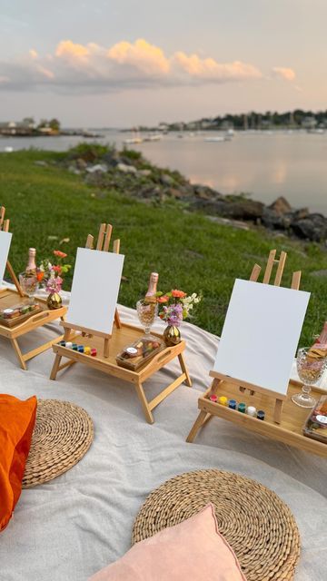 Sip And Party Ideas, Sip And Paint Business, Art Event Aesthetic, Craft Event Ideas, Painting Date With Friends, Sip And Paint Picnic Setup Ideas, Picnic Pallet Table, Girly Activities With Friends, Birthday Picnic Ideas For Him