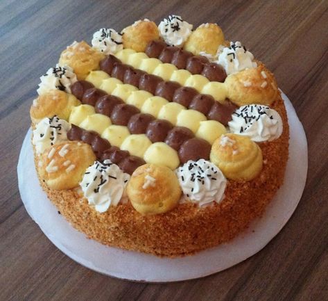 Torta Saint Honorè | Il mondo di Ellys Birthday Cake Alternatives, Baking Bad, Fancy Desserts Recipes, Saint Honore, Felt Cake, Mini Pastries, Modern Cakes, French Desserts, Food Garnishes