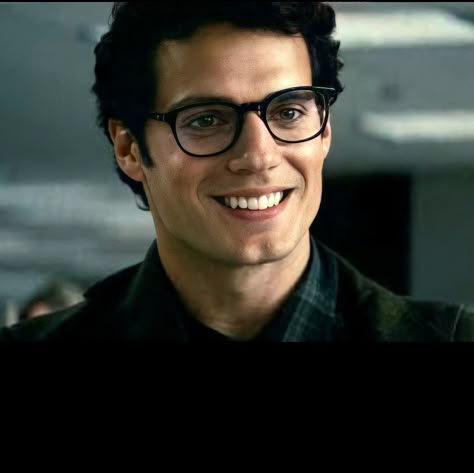 Henry Cavill Glasses, Henry Cavill 90s, Clark Kent Man Of Steel, Henry Cavill Icon, Henry Cavill Aesthetic, Young Henry Cavill, Smallville Clark Kent, Henry Cavill Superman, Henry Superman