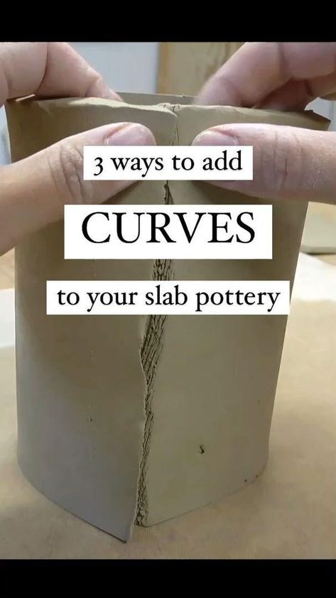 Do you build slab ceramics, but are bored of all the straight lines? Believe it or not, there are various ceramics techniques that can add curved to your slab ceramics! This ceramics tutorial for beginners shows the WHOLE process of building a handmade ceramic mug, and includes 5 different way to add curves to your pottery. Let's get into it! Coil Pottery Ideas, Zicxa Photos, Diy Keramik, Slab Ceramics, Pottery Lessons, Beginner Pottery, Pottery Workshop, Pottery Handbuilding, Slab Pottery