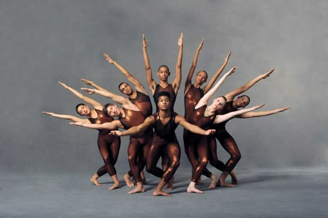 Amazing group shot End Poses For Dance Group, Group Dance Formations, Dance Ending Poses Group, Large Group Dance Poses, Dance Group Photoshoot, Dance Group Pictures, Dance Group Photos, Dance Group Photography, Group Dance Poses