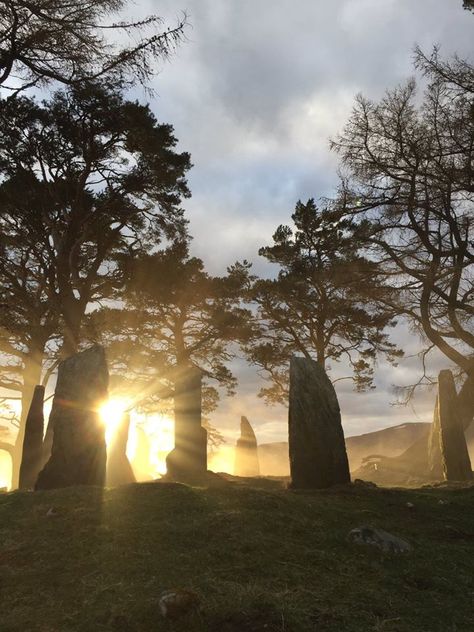 Craigh na dun Scottish Core Aesthetic, Forest Throne, Throne Aesthetic, Lo Aesthetic, Celtic Aesthetic, Outlander Tv Series, Standing Stone, Outlander Book, Outlander Tv