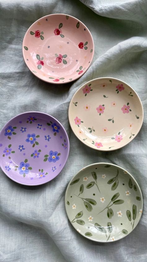 Painting Ceramics Ideas Simple, Jewelry Plate Painting Ideas, Pottery Painting Ideas Jewelry Dish, Pottery Plates Painting Ideas, Cute Plate Designs, Jewelry Dish Painting Ideas, Clay Plate Painting Ideas, Pottery Designs Ideas, Hand Painted Pottery Ideas