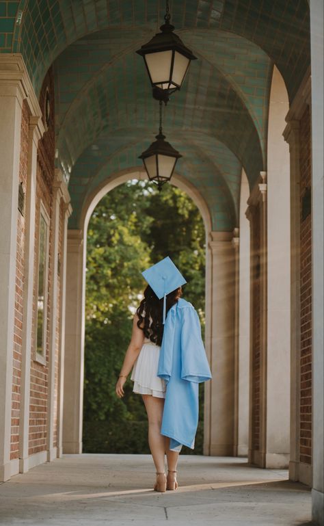 Unc Graduation, College Grad Pictures, High School Graduation Pictures, Grad Picture Ideas, Cap And Gown Pictures, Senior Photoshoot Poses, College Graduation Photoshoot, College Graduation Pictures Poses, Graduation Look