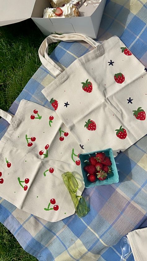 picnic to paint tote bags :) tote bag painting ideas, cherry tote bag, strawberry tote bag Diy Tote Bag Painting Ideas, Tote Bag Painting Ideas, Bag Painting Ideas, Diy Tote Bag Design, Handpainted Tote, Tote Bag Inspo, Tote Bag Painting, Handpainted Tote Bags, Canvas Bag Diy