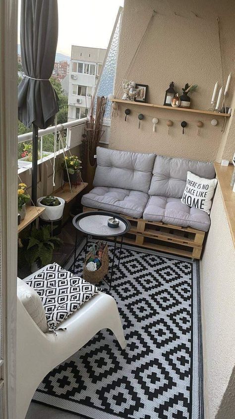 Balcon Mic, Urban Interior Design, Small Patio Furniture, Deco Studio, Small Balcony Decor, Apartment Balcony, Small Balcony Ideas, Apartment Balcony Decorating, Apartment Decor Inspiration