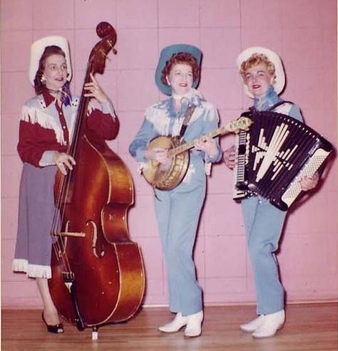 The Country Gals Trio - Ellymae Harris, Larissa Ronstadt and Daisy Parton  1957 on Decca Records 1970s Cowgirl, Soft Cowgirl, Vintage Western Outfits, Hoedown Throwdown, Neon Western, Cowgirl Pinup, Snowboard Style, Marty Stuart, Funny Family Photos