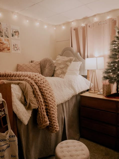 Boho Dorm Ideas, Boho Dorm Room Decor Ideas, College Dorm Room Ideas Aesthetic Cozy, Clean Boho Aesthetic, Matching Dorm Room Ideas, Cozy Dorm Room Aesthetic, Boho Dorm Room Ideas Colleges, Dorm Room Aesthetic Minimalist, Comfy Dorm Room