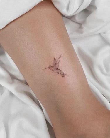 Sister Hummingbird Tattoo, Sitting Hummingbird Tattoo, Small Dainty Hummingbird Tattoos, Anna’s Hummingbird Tattoo, Tiny Hummingbird Tattoos, Hummingbird Dragonfly Tattoo, Dainty Hummingbird Tattoo With Flowers, Simple Hummingbird Tattoos, Small Tattoos Hummingbird