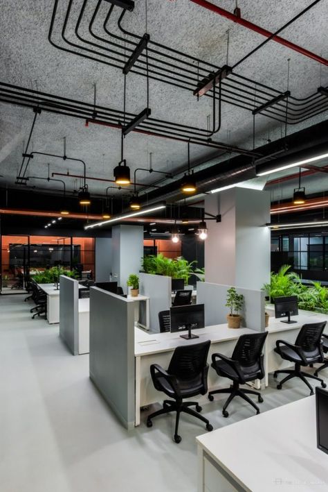 Office Cubicle Design Work Stations, Industrial Office Decor Ideas, Real Estate Office Design Work Spaces, Modern Open Office Design, Industrial Interior Design Commercial, Modern Real Estate Office, Industrial Office Design Workspaces, Modern Industrial Office Space, Real Estate Office Design Interiors