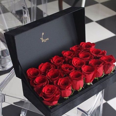 Mau klo dikasih ini😍😍😍 Rosen Box, نباتات منزلية, Flower Box Gift, Aesthetic Garden, Box Roses, Flowers Bouquet Gift, Garden Aesthetic, Luxury Flowers, Flower Box