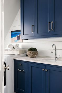 Naval - Sherwin Williams Blue Paint Colors Sherwin Williams Blue, Kitchen Cabinets Colors, Cabinets Colors, Kitchen Cabinet Trends, Painted Kitchen Cabinets, Painted Kitchen Cabinets Colors, Refacing Kitchen Cabinets, Kabinet Dapur, Blue Kitchen Cabinets