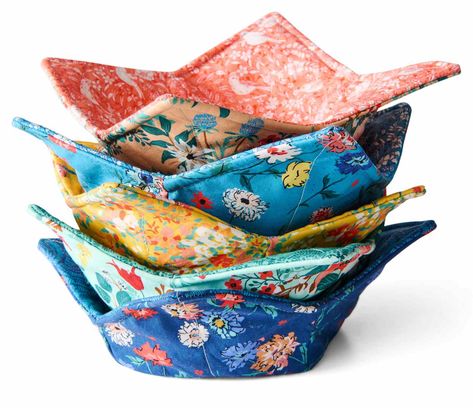 Free Soup Bowl Cozy Pattern Bowl Holders, Soup Bowl Cozy, Winter Sewing Projects, American Patchwork And Quilting, Fabric Bowl, Winter Sewing, Bowl Cozies, Bowl Holder, Sewing Projects Free