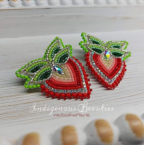 Native Bead Work, Beaded Earrings Native Beadwork, Ojibwe Beadwork, Cab Earrings, Beaded Gifts, Indigenous Crafts, Beading Art, Beadwork Ideas, Beautiful Beaded Earring