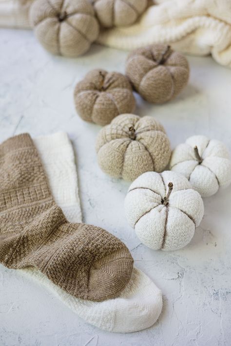 Sock Pumpkins, Julkransar Diy, Fall Pumpkin Crafts, Fall Decor Diy Crafts, Decor Ideas Bedroom, Diy Socks, Home Decor Ideas Living Room, Fall Deco, Fall Thanksgiving Decor