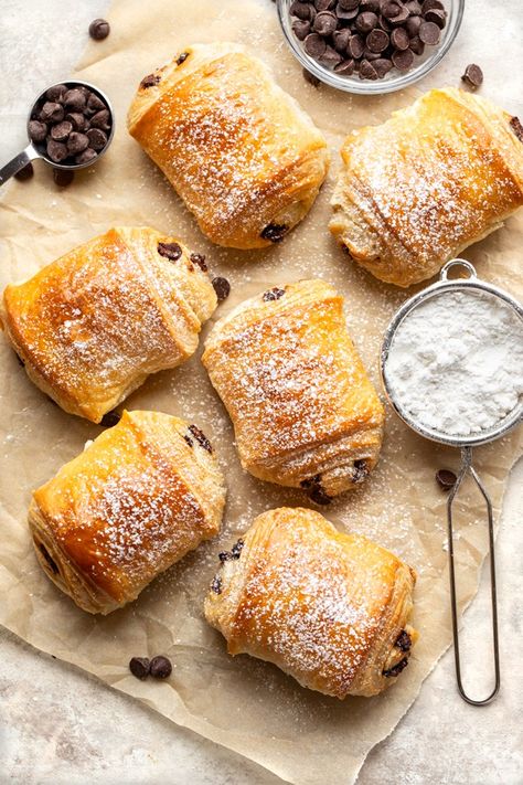 These easy chocolate croissants made with all-butter puff pastry are prepped in under thirty minutes, and taste like they're from a bakery! | thecozyapron.com #chocolatecroissaints #easychocolatecroissants #easychocolatecroissantspuffpastry #chocolatefilledcroissantseasy #easychocolatechipcroissants #puffpastrycroissants #chocolatecroissantswithpuffpastry #chocolatecroissantspuffpastry #chocolatecroissantsfrompuffpastry Chocolate Croissant Recipe, Puff Pastry Chocolate, Chocolate Croissants, Simple Family Meals, Croissant Recipe, Chocolate Pastry, Chocolate Croissant, Baking Sweets, Easy Chocolate