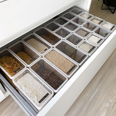 Want to know how to organize the perfect pantry?! Check out these great pantry organization ideas for your kitchen Perfect Pantry, Declutter Kitchen, Pantry Organization Ideas, Kitchen Storage Hacks, House Organisation, Kitchen Drawer Organization, Kitchen Organisation, Kitchen Cabinet Organization, Pantry Design