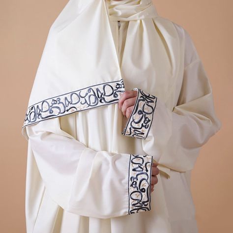 Arabic embroidered prayer dress and Carpet #Arabic #dress #Gift #Medina #prayer_dress #SilkDress #women #taswiquh Elevate your prayer experience with our exquisite Arabic embroidered prayer dress and carpet set. Crafted with intricate details, this set features a prayer rug with a mesmerizing design adorned with Arabic calligraphy letters, creating a serene and inspiring space for your prayers. https://taswiquh.com/product/arabic-embroidered-prayer-dress-and-carpet/ Arabic Calligraphy Letters, Arabic Pattern Design, Arabic Clothing, Prayer Dress, Arabic Dress, Simple Hand Embroidery Patterns, Arab Fashion, Calligraphy Letters, Prayer Rug