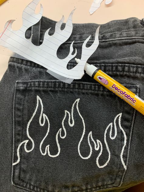 Sharpie Jeans Grunge, Flame Painted Jeans, Painted Jeans Back Pockets, Diy Jeans Aesthetic, Painting Ideas For Pants, Black Jean Painting Ideas, Art On Jeans Pants, Pants Custom Paint, Diy Paint Pants